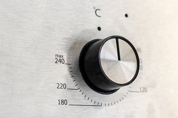 Close,Up,Oven,Temperature,Setting,Button,And,Degrees Temperature Adjustments of Beach Roaster Oven